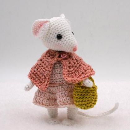 Crochet pattern: Sophie the mouse