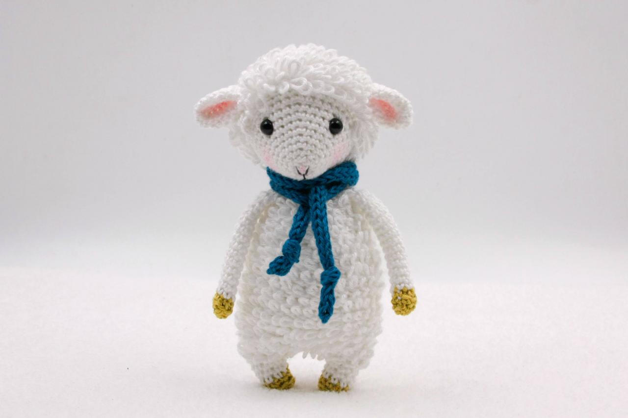 Crochet pattern: Feliz the mini sheep
