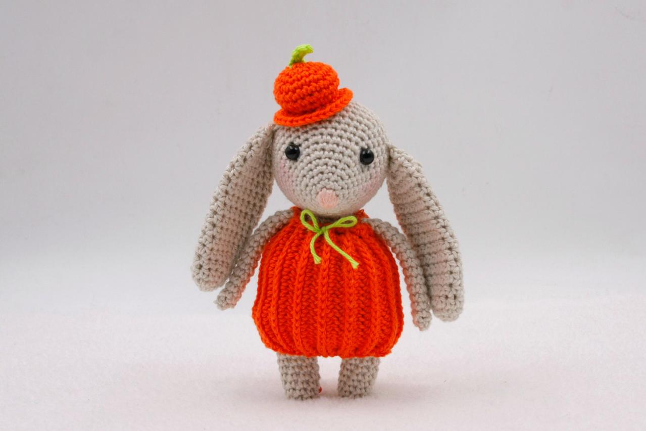 Crochet pattern: Sybel the mini pumpkin bunny.