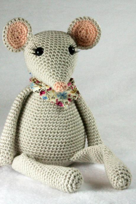Lily the mouse - crochet pattern 