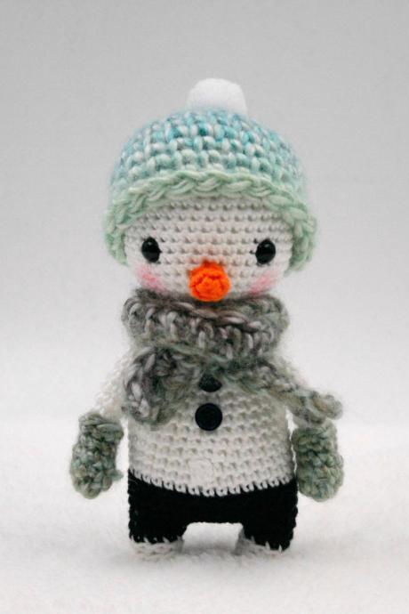 Crochet pattern: Larry the mini snowman