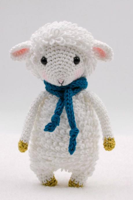 Crochet pattern: Feliz the mini sheep