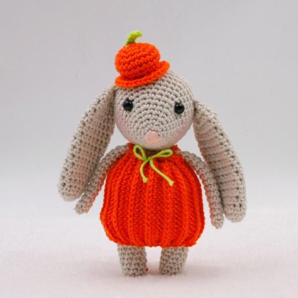 Crochet pattern: Sybel the mini pumpkin bunny.